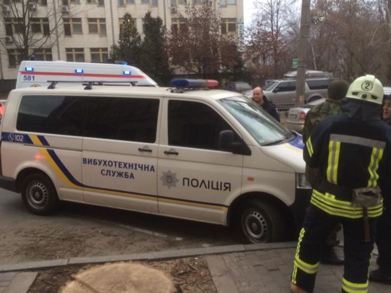 Полицейские саперы у здания суда, которое "заминировали" второй раз за два дня