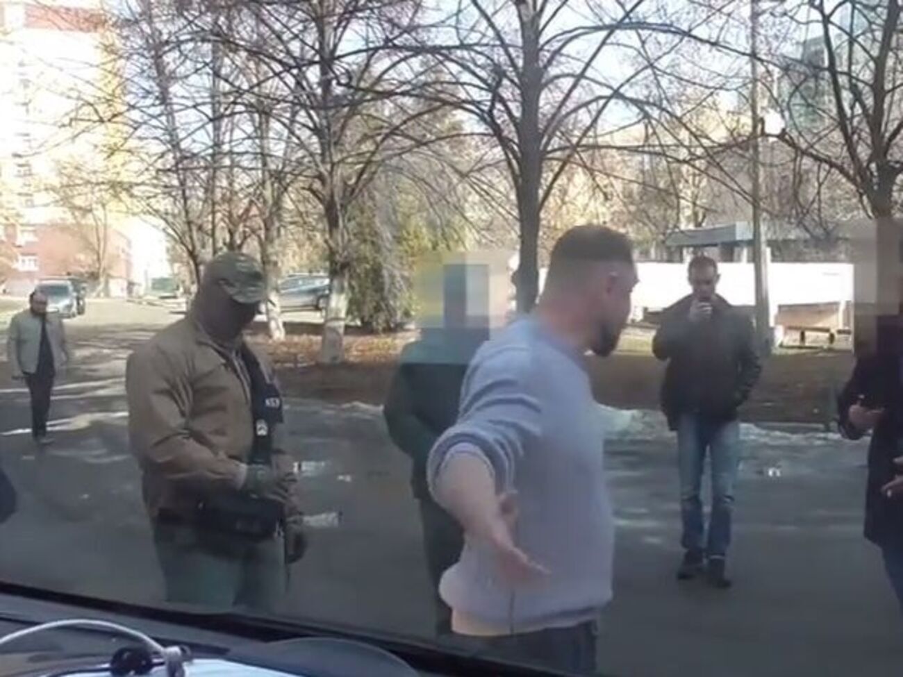 Нардеп перекрывает выезд автомобилю с Насировым