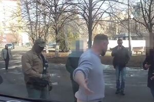 Нардеп перекриває виїзд автомобіля з Насіровим