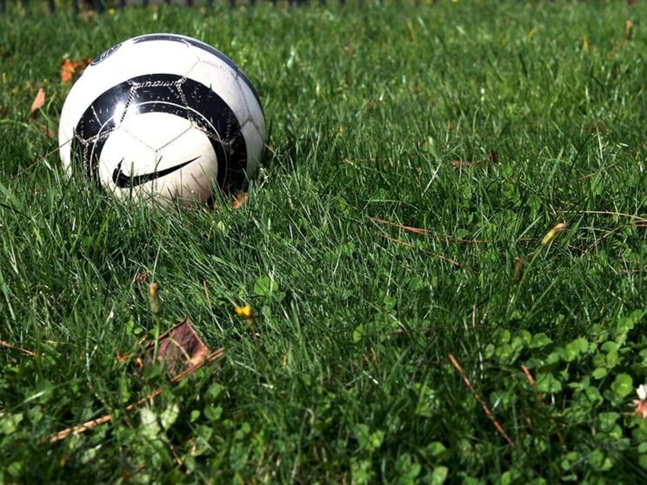 Директор школы вызвала полицию, увидев, что дворовые команды играют в футбол