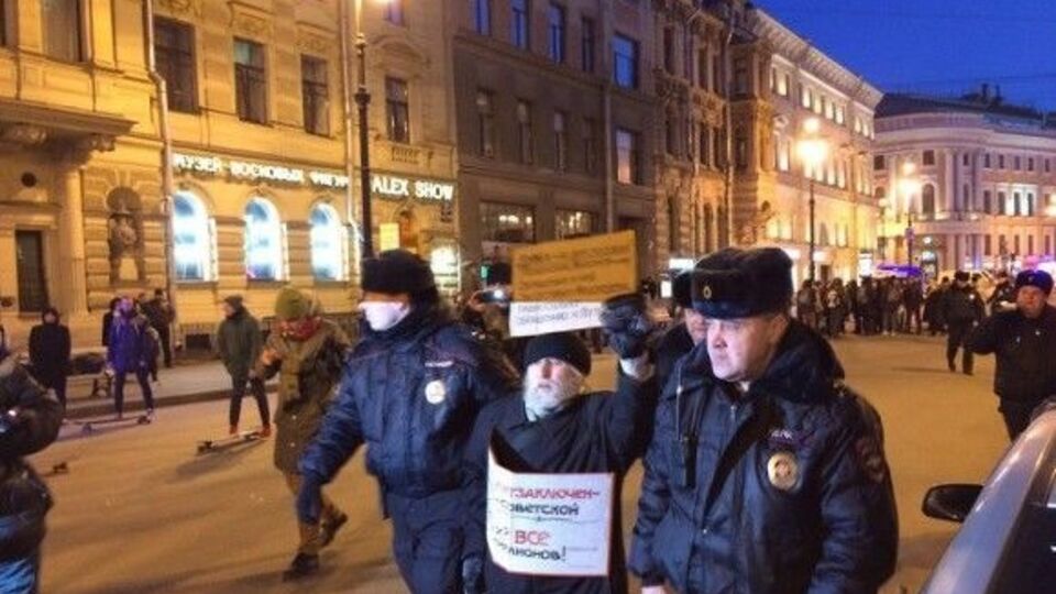 Полиция задержала участников несогласованной акции против Медведева