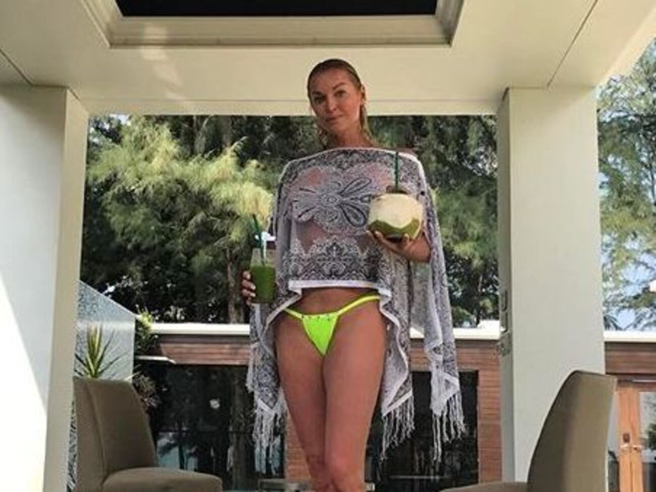 Волочкова: Відразу обмовлюся, швидко на шпагат ви не сядете і поспішати тут ні до чого. Але можна підготувати своє тіло вправами на розігрів, щоб не нашкодити. І так день за днем. Головне, не поспішайте!