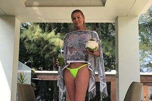 Волочкова: Відразу обмовлюся, швидко на шпагат ви не сядете і поспішати тут ні до чого. Але можна підготувати своє тіло вправами на розігрів, щоб не нашкодити. І так день за днем. Головне, не поспішайте!