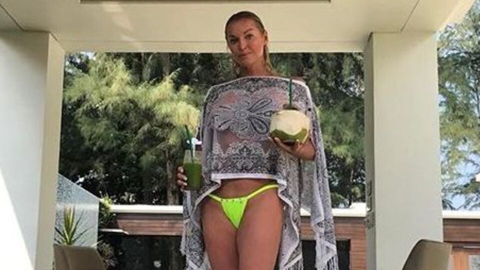 Волочкова: Відразу обмовлюся, швидко на шпагат ви не сядете і поспішати тут ні до чого. Але можна підготувати своє тіло вправами на розігрів, щоб не нашкодити. І так день за днем. Головне, не поспішайте!