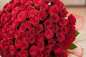 Букет із 101 троянди пропонують взяти в оренду