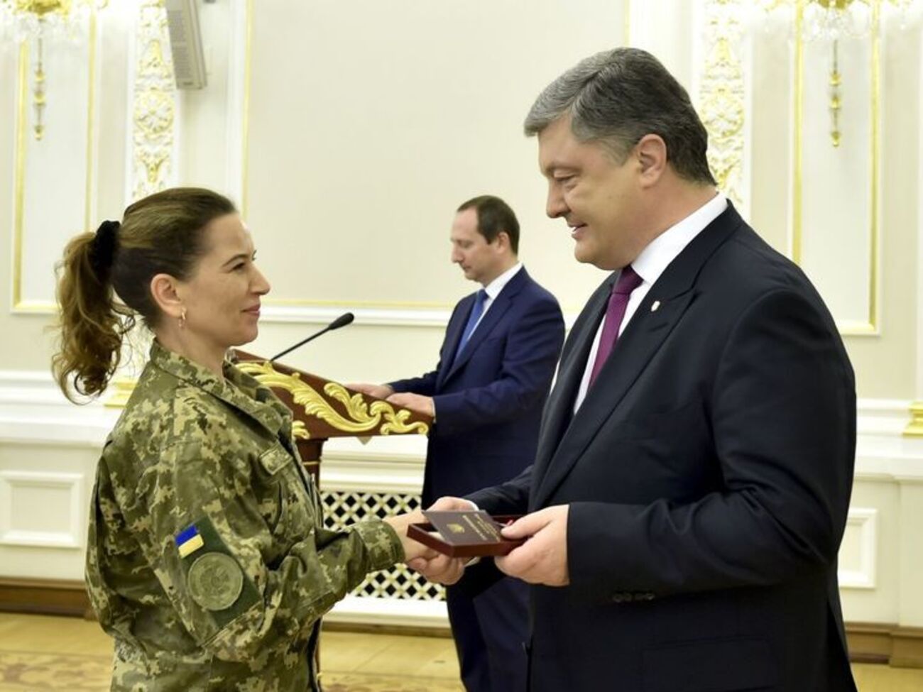 Порошенко: З такими жінками наше військо є точно непереможним
