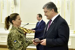 Порошенко: З такими жінками наше військо є точно непереможним