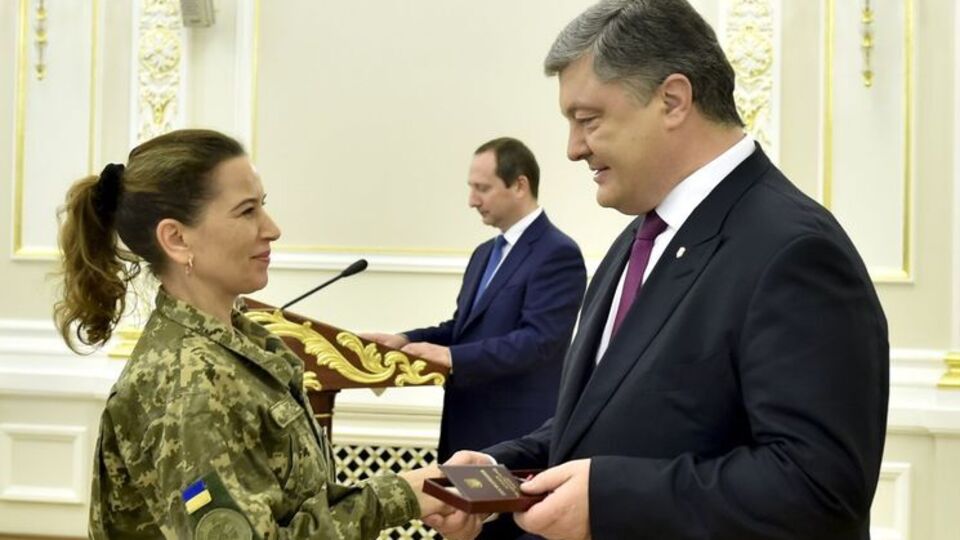 Порошенко: З такими жінками наше військо є точно непереможним