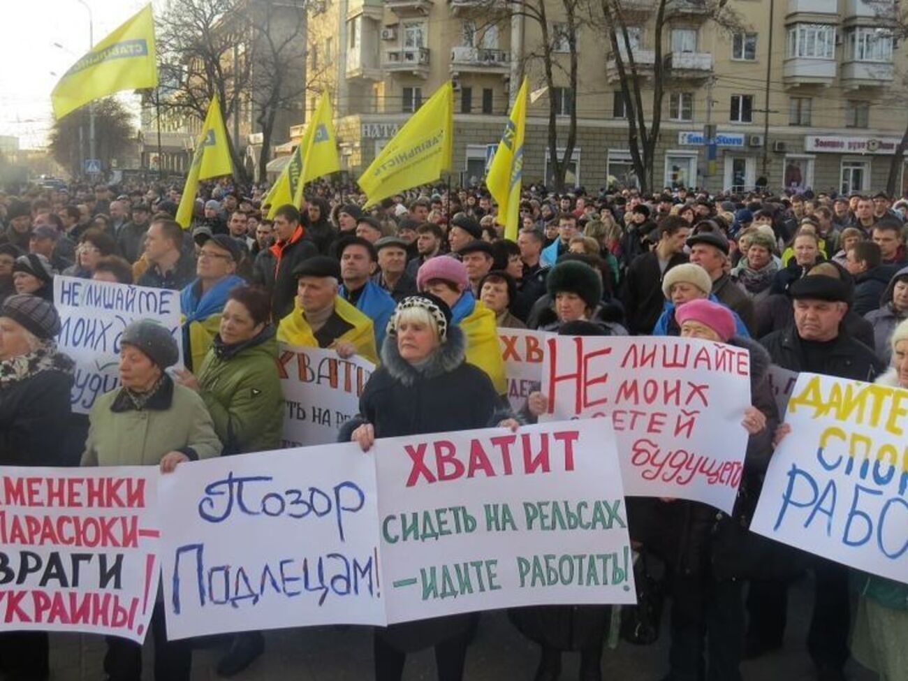 На митинг пришли работники местных предприятий, волонтеры и активисты