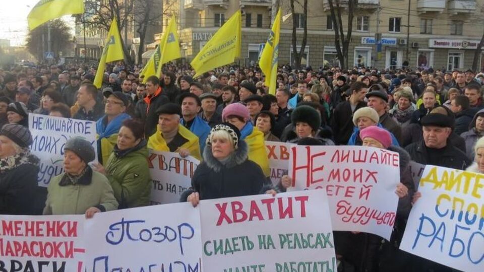 На митинг пришли работники местных предприятий, волонтеры и активисты