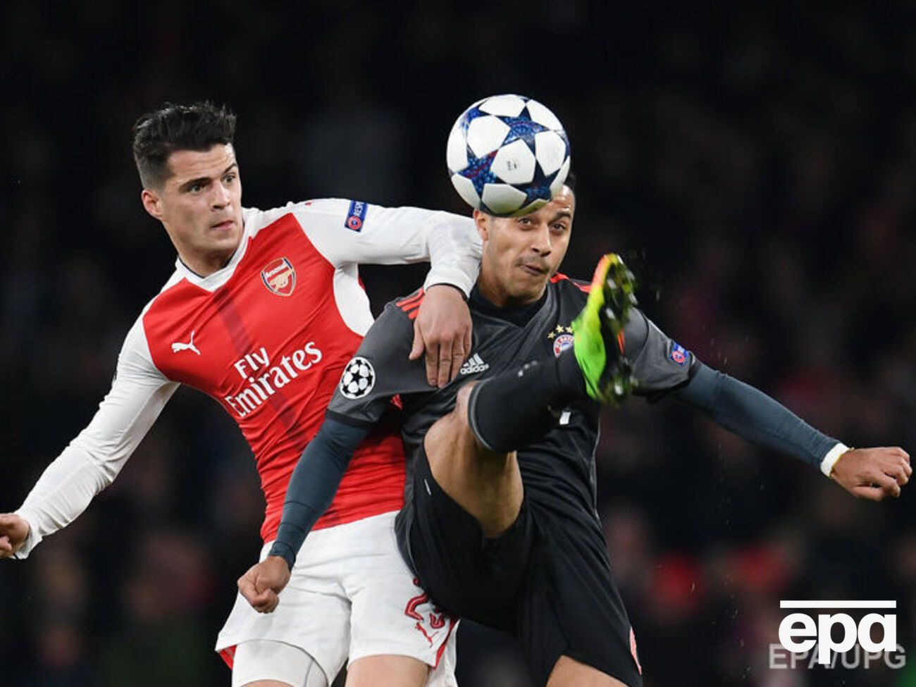 Футболисты "Баварии" (в черной форме) уехали из Британии победителями