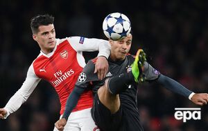 Футболисты "Баварии" (в черной форме) уехали из Британии победителями