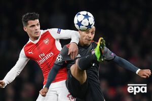 Футболісти "Баварії" (в чорній формі) поїхали з Британії переможцями