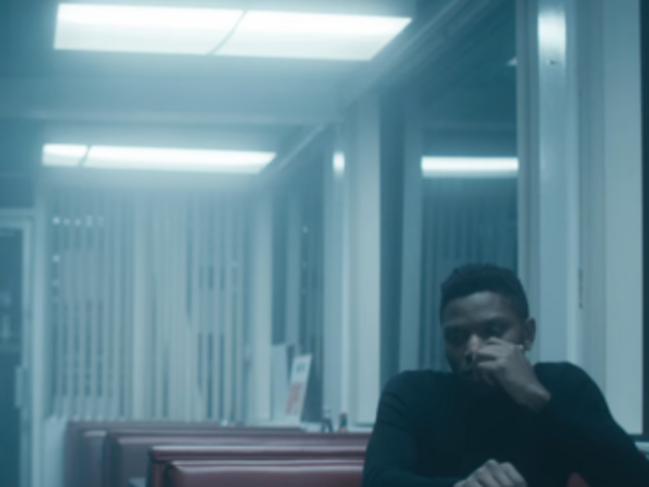 За сюжетом виконавець співає в порожньому кафе