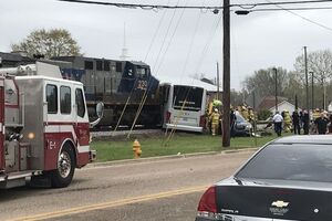В результате столкновения автобуса и поезда в США погибли четыре человека