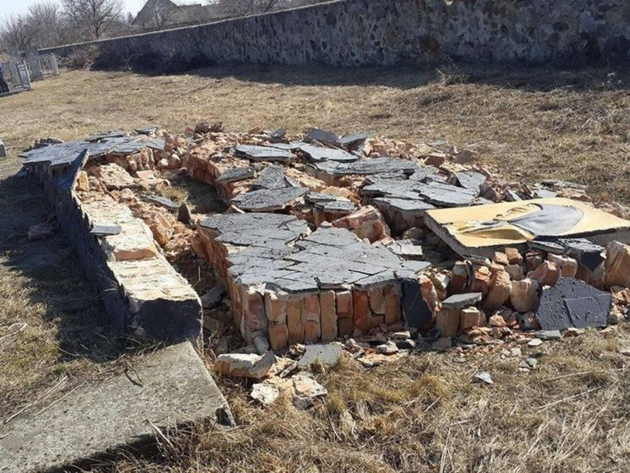 Поліція вважає, що стіна впала від старості