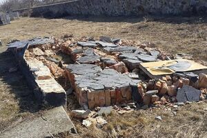 Полиция считает, что стена рухнула от старости