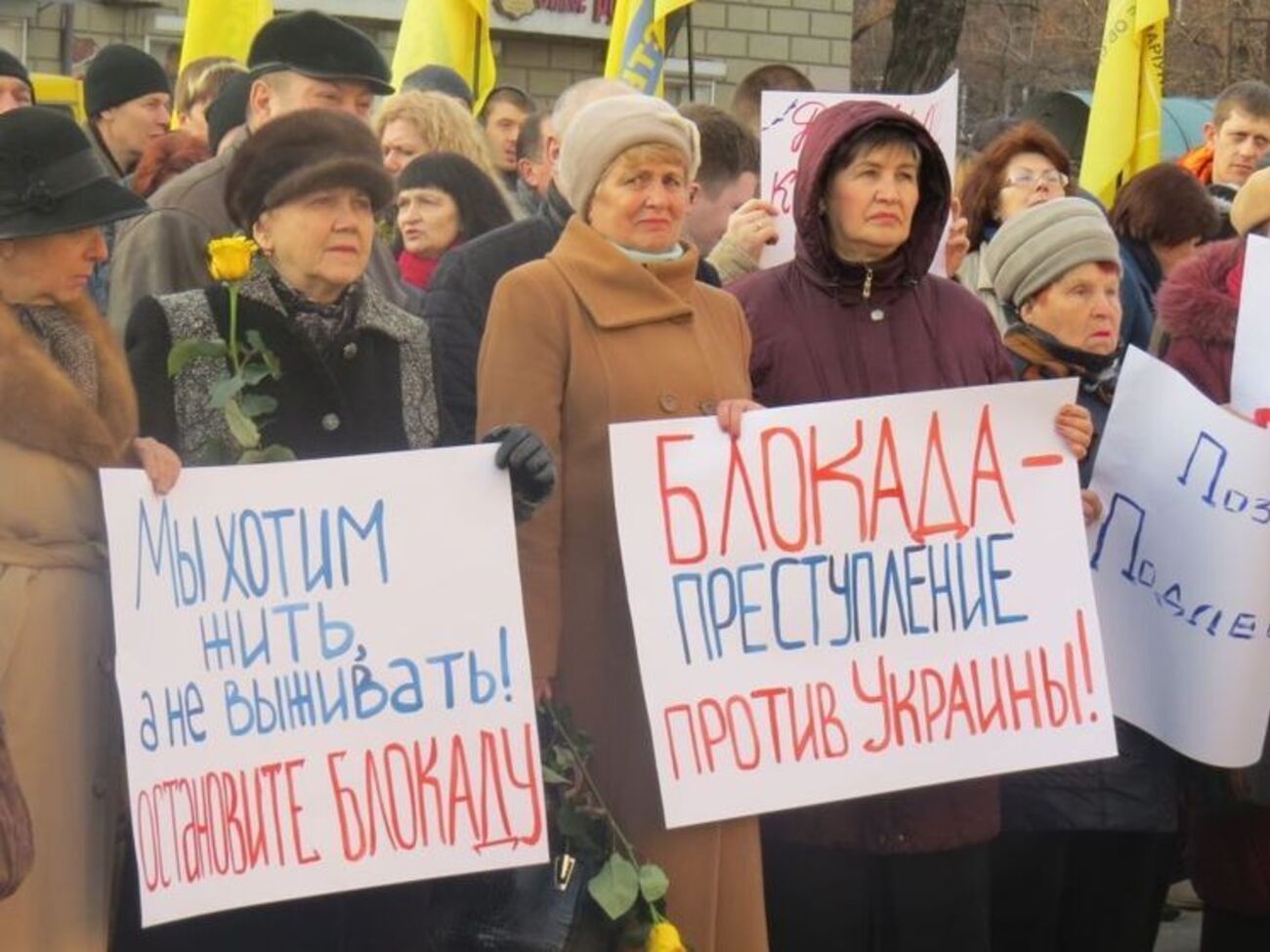 Учасники мітингу в Маріуполі ухвалили заяву, у якій сказано, що "декілька безумців" не мають права блокувати важливі транспортні артерії