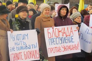 Участники митинга в Мариуполе приняли заявление, в котором сказано, что "несколько безумцев" не имеют права блокировать важные транспортные артерии