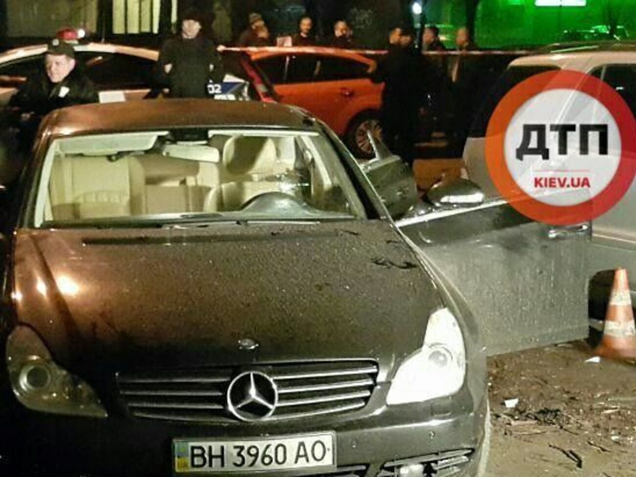 Практически все попадания пришлись на водительскую дверь
