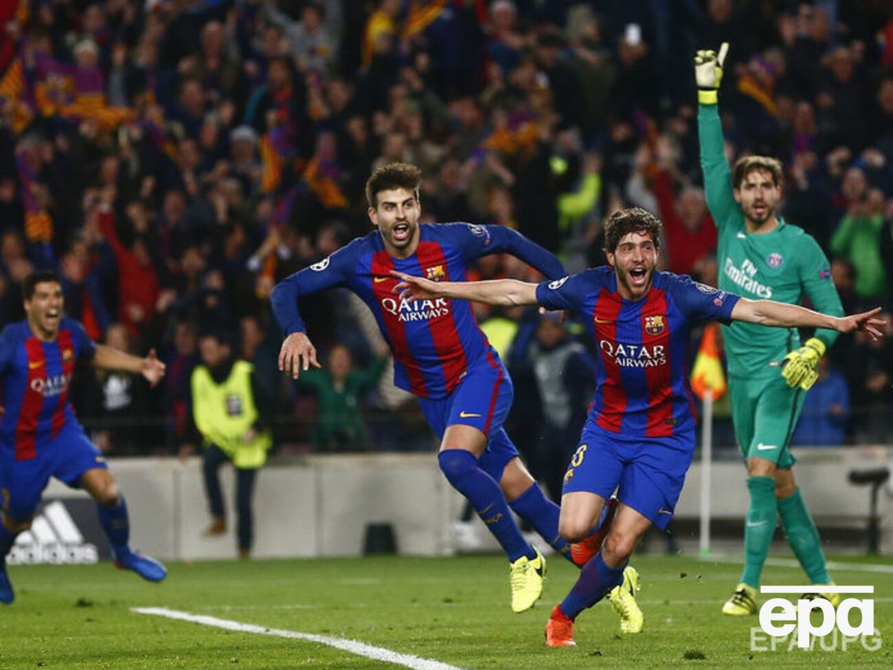 Сержи Роберто (на переднем плане) только что провел решающий мяч в ворота ПСЖ