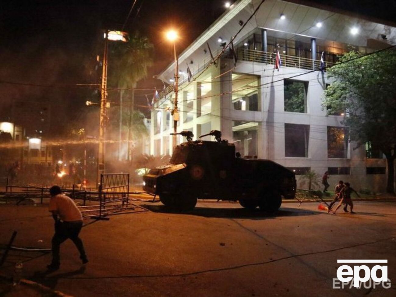 В столице Парагвая Асунсьоне прошли столкновения демонстрантов и полиции