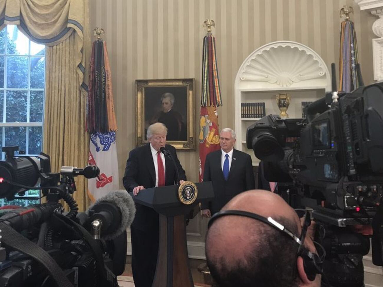 Церемонія підписання указів перервалася після запитання журналіста про Флінна