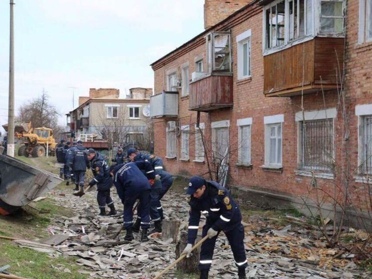У Балаклії проходить суботник, триває ремонт пошкоджених будівель. Фоторепортаж