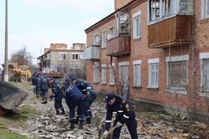 У Балаклії проходить суботник, триває ремонт пошкоджених будівель. Фоторепортаж