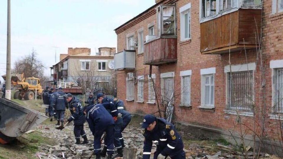 У Балаклії проходить суботник, триває ремонт пошкоджених будівель. Фоторепортаж