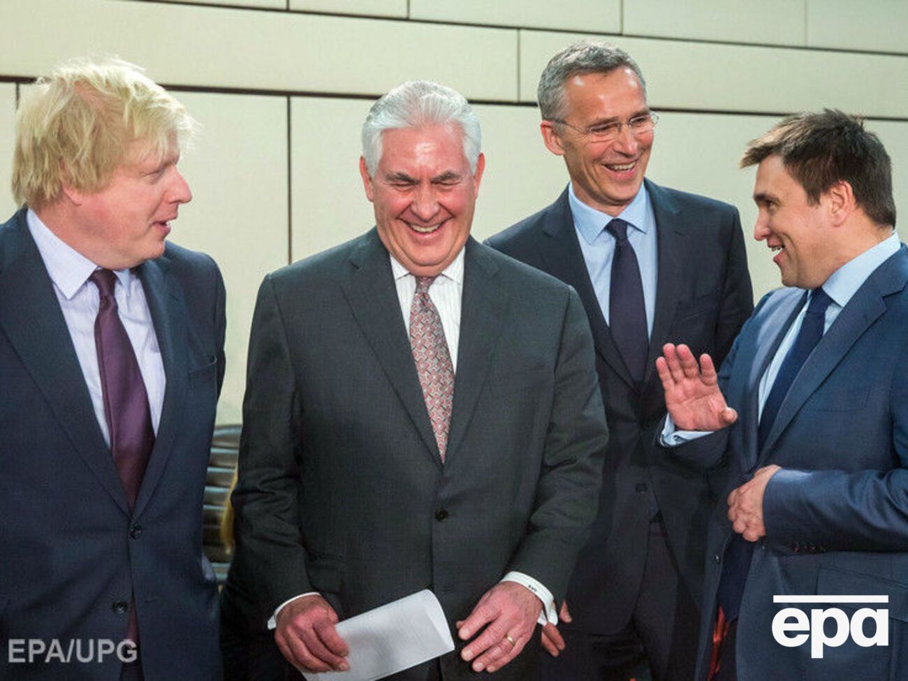 На фото Тіллерсон із генеральним секретарем НАТО Єнсом Столтенбергом і міністрами закордонних справ Великобританії та України Борисом Джонсоном і Павлом Клімкіним