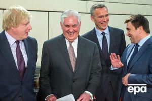 На фото Тіллерсон із генеральним секретарем НАТО Єнсом Столтенбергом і міністрами закордонних справ Великобританії та України Борисом Джонсоном і Павлом Клімкіним