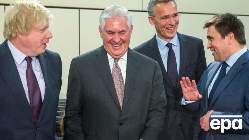 На фото Тіллерсон із генеральним секретарем НАТО Єнсом Столтенбергом і міністрами закордонних справ Великобританії та України Борисом Джонсоном і Павлом Клімкіним