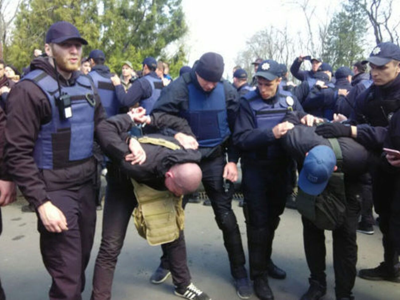 Затриманих в Одесі доставлено до відділень поліції