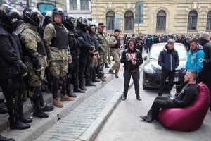 Поки поліція розбирала замурований вхід у "Сбербанк", націоналісти скандували гасла, але не вступали в конфлікт