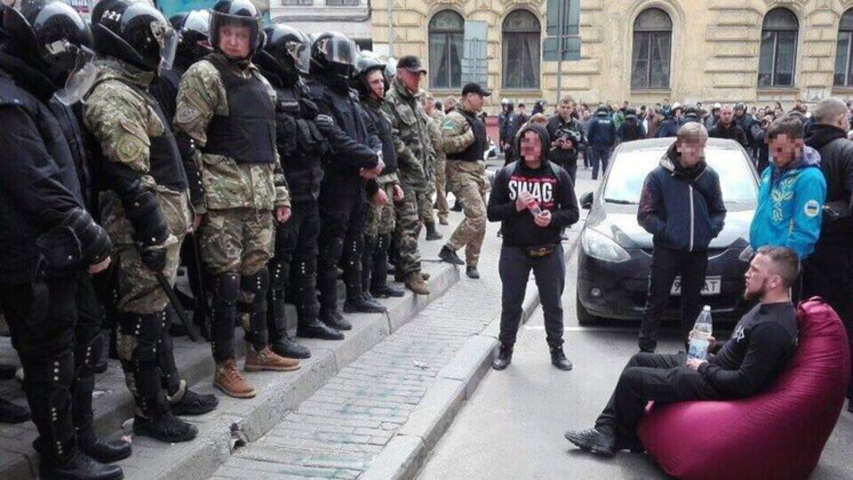 Пока полиция разбирала замурованный вход в "Сбербанк", националисты скандировали лозунги, но не вступали в конфликт