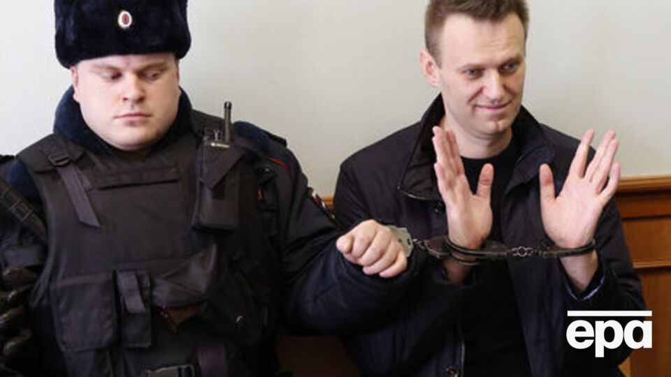27 марта Навального приговорили к 15 суткам ареста