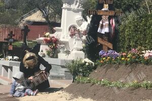ТСН сообщает, что Максакова впервые пришла на кладбище с сыном