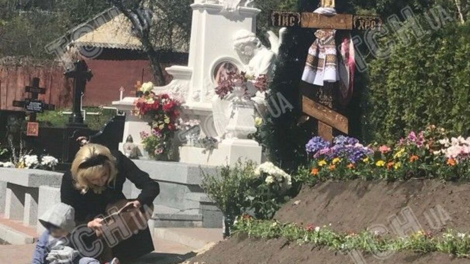 ТСН повідомляє, що Максакова вперше прийшла на кладовище з сином