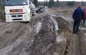 Автомобілі застрягли в багнюці