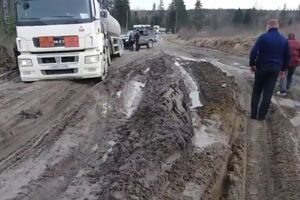 Автомобілі застрягли в багнюці