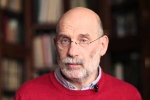 Акунин считает заявления о "реальной войне" очень тревожными