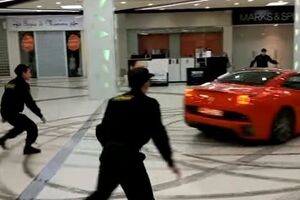 Водій влетів у будівлю і ганяв по галереях комплексу