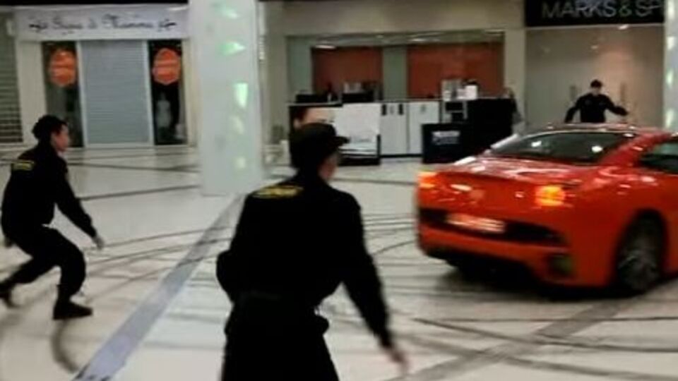 Водитель влетел в здание и гонял по галереям комплекса