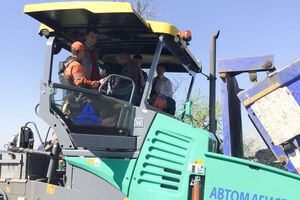 Омелян інспектував дорожні роботи на трасі Львів – Тернопіль