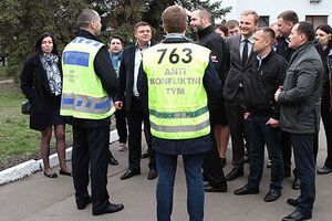 Поліцейських одягнуть у яскраві жилети