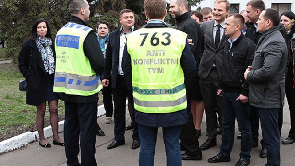 Полицейских оденут в яркие жилеты