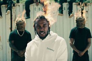 В одном из кадров голову Ламара охватило пламя