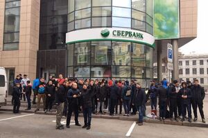 Будівлю всю ніч охороняли поліцейські