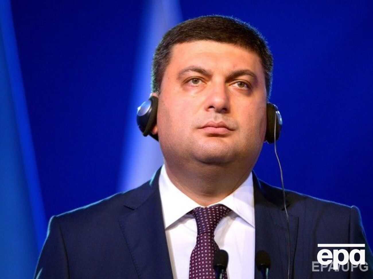 Гройсман заявил, что в ситуации со "Сбербанком" Украина должна действовать в рамках законодательства